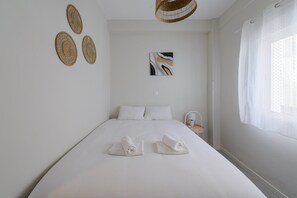 2 bedrooms, iron/ironing board, internet, bed sheets