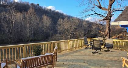 Dahlonega Creekside Cottage
