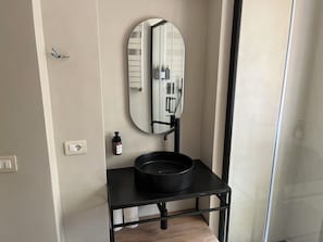 Haartrockner, Handtücher, Seife, Toilettenpapier