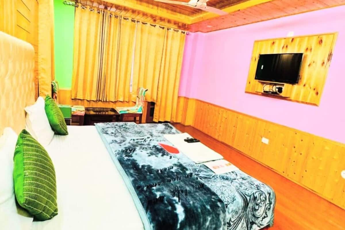Deluxe Room | Iron/ironing board, free WiFi