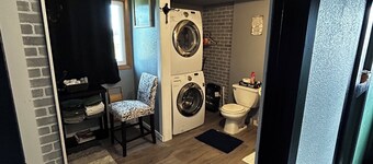 Charming 2-bedroom apartment with AC, WiFi in lovely Aurora. 
