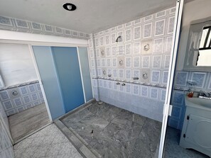 Toallas, jabón, papel de baño 