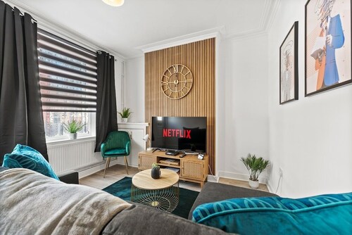 20% off! Boutique Doncaster Abode - Sleeps 6!