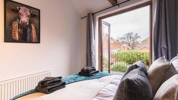 3 bedrooms, iron/ironing board, Internet, bed sheets