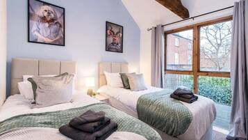 3 bedrooms, iron/ironing board, internet, bed sheets