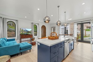 Living area - New Build 3-bedroom house in coveted Rancho, salt water pool and spa, (Burbank)