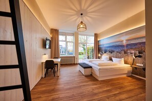 Phòng 4, buồng tắm phù hợp cho xe lăn, sân hiên | Phòng tắm | Buồng tắm vòi sen, máy sấy tóc, khăn tắm, xà phòng 