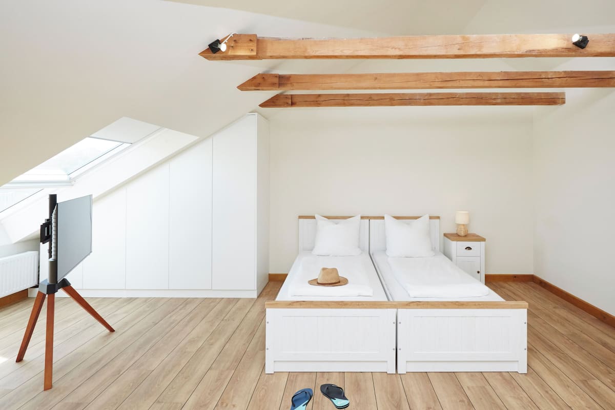 1-Raum Dachstudio | Individually furnished, soundproofing, free WiFi, bed sheets