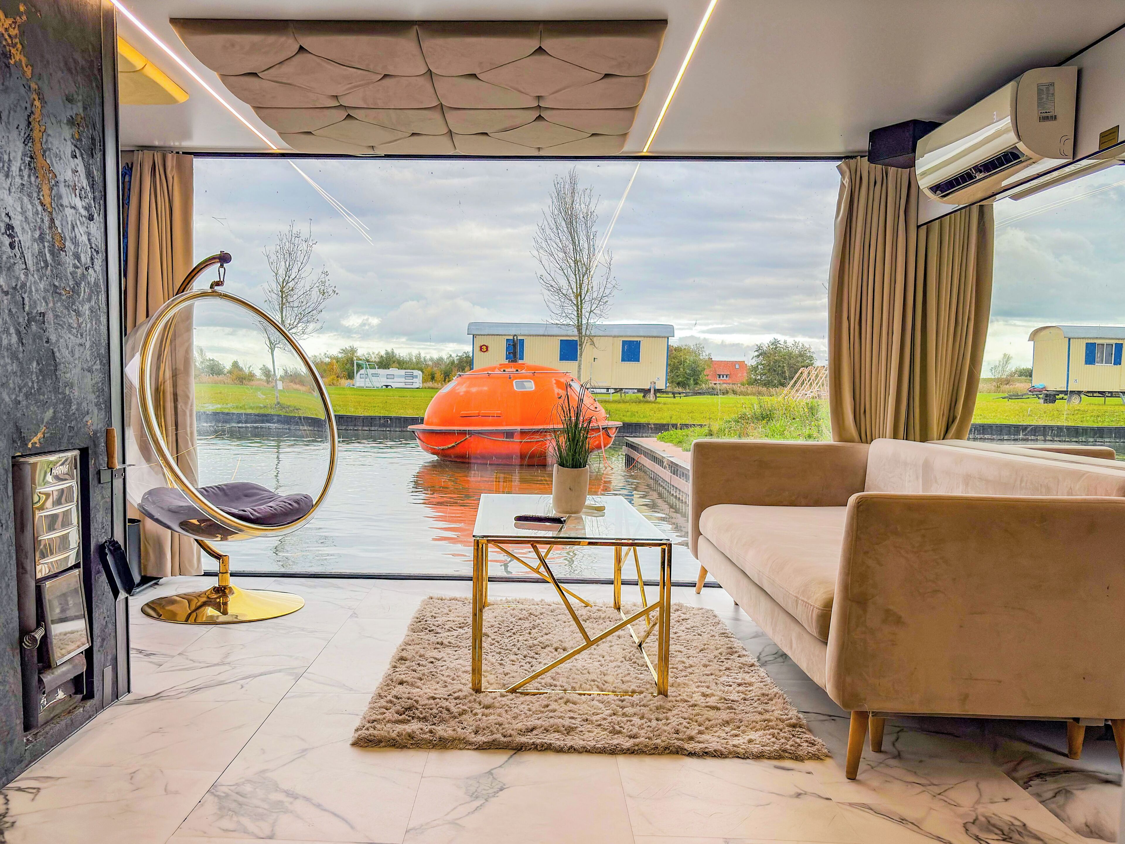 Hausboot | Individually furnished, soundproofing, free WiFi, bed sheets