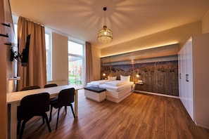 Quarto casal, chuveiro com barras de apoio, terraço | Individualmente mobiliados, quartos à prova de som, Wi-Fi de cortesia