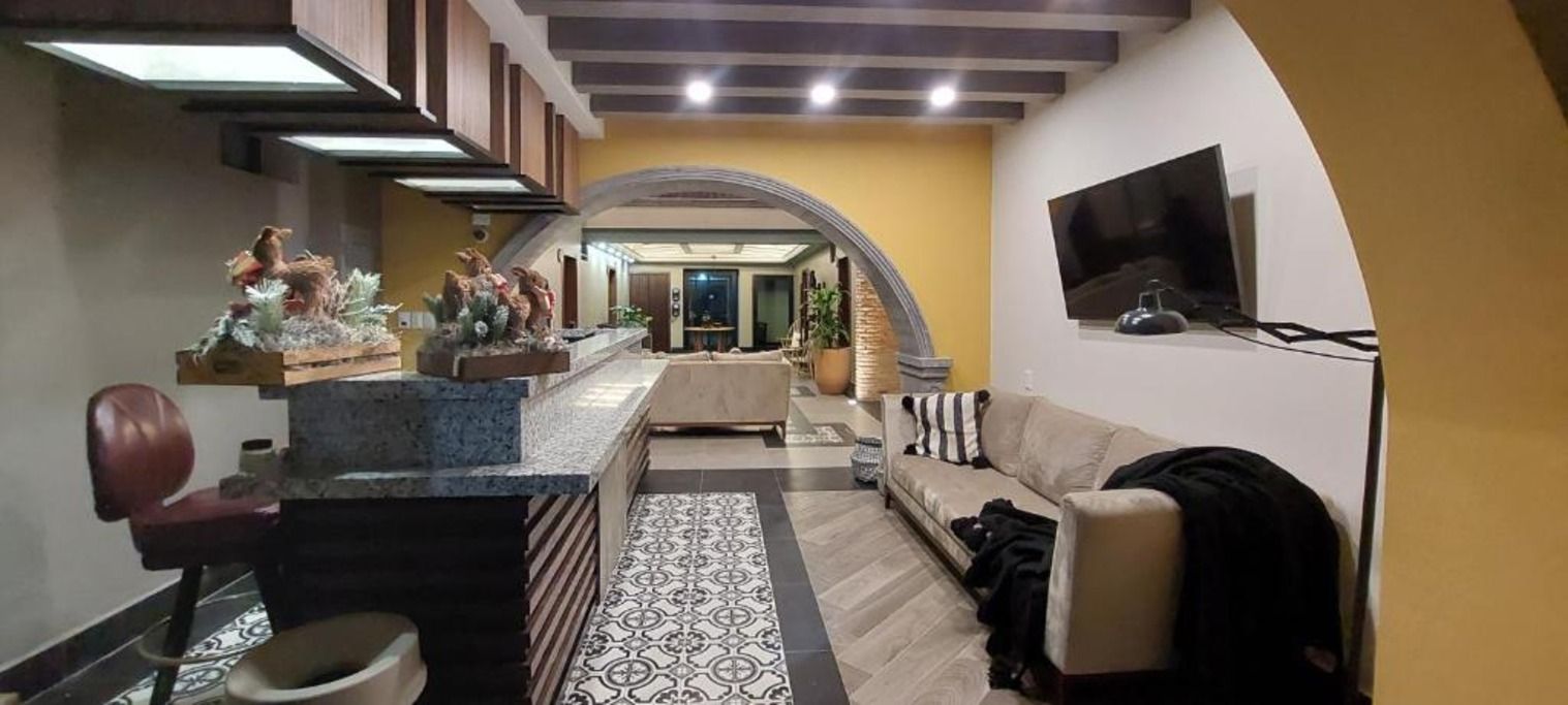 Una sala de estar moderna con un sofá, una mesa de centro y una decoración de plantas.