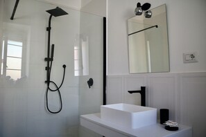 Een douche, een haardroger, een bidet, handdoeken