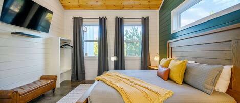 4 bedrooms, iron/ironing board, WiFi, bed sheets