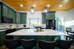 Frigorífico, microondas, horno y placa de cocina