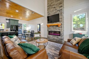 Una televisión, una chimenea, videojuegos, un futbolín