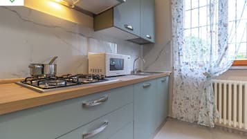 Frigorifero, microonde, forno, piano cottura