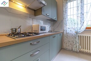 Fridge, microwave, oven, stovetop - From Leda by TuscanyWeGo (Lucca)