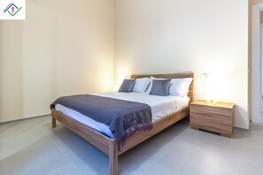 2 habitaciones, tabla de planchar con plancha y cuna de viaje 