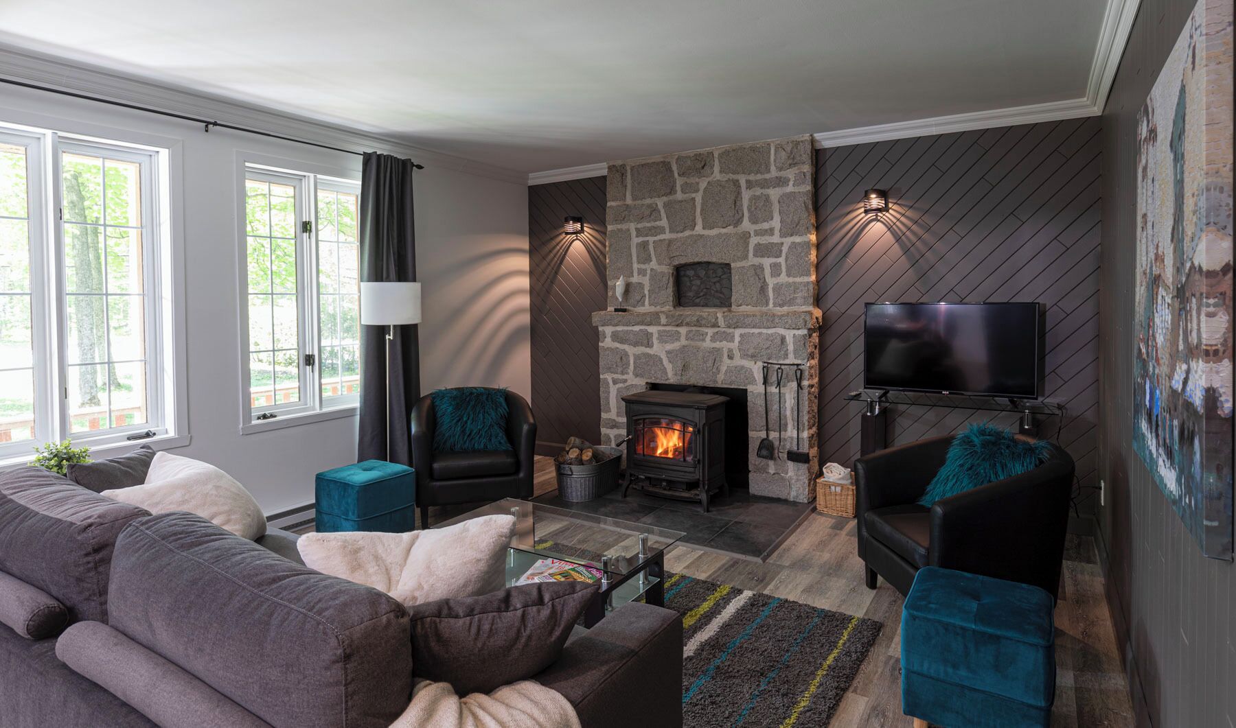 Télévision, cheminée, table de tennis de table