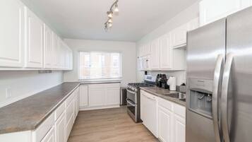 Apartment, Multiple Beds, Kitchen (Grand Elm Suite 1) | Private kitchen | Fridge, microwave, oven, stovetop