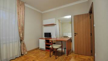 Classic dubbelrum eller tvåbäddsrum - 1 sovrum - utsikt mot innergården | Memory foam-madrasser och värdeförvaringsskåp på rummet