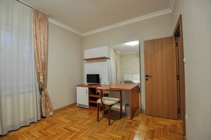 Colchones con efecto memoria y caja de seguridad en la habitación 