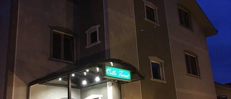 Vista frontal de la propiedad