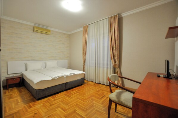 Chambre classique double ou avec lits jumeaux, 1 chambre, vue sur la cour intérieure | Lit avec matelas en mousse à mémoire, coffre-fort