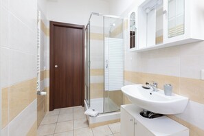 Basic Room | Bathroom | Towels - Affittacamere Alpino 76 (Rome)
