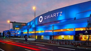Een modern gebouw met het bord "QWARTZ" in het groot.
