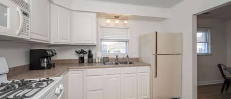 Apartment, Multiple Beds, Kitchen (Grand Elm Suite 2) | Private kitchen