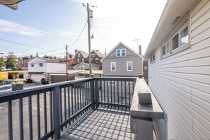 Apartment, Multiple Beds, Kitchen (Grand Elm Suite 2) | Property grounds