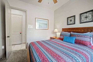 3 bedrooms, iron/ironing board, travel cot, WiFi - Western Front - Rustic Charm & Comfort (Hurricane)