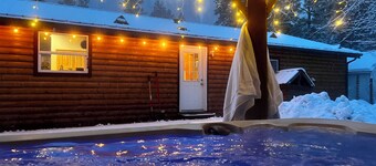 NEW LISTING! Ski, Play, Stay @ The Lodge is loaded! Hot tub, BBQ, sleeps 10, 