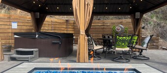 NEW LISTING! Ski, Play, Stay @ The Lodge is loaded! Hot tub, BBQ, sleeps 10, 