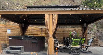 NEW LISTING! Ski, Play, Stay @ The Lodge is loaded! Hot tub, BBQ, sleeps 10