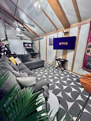 Smart TV, fireplace - NEW LISTING! Ski, Play, Stay @ The Lodge is loaded! Hot tub, BBQ, sleeps 10,  (Naches)