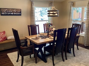 Dining - NEW LISTING! Ski, Play, Stay @ The Lodge is loaded! Hot tub, BBQ, sleeps 10,  (Naches)