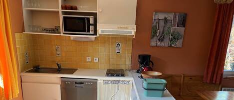 Kühlschrank, Mikrowelle, Geschirrspüler