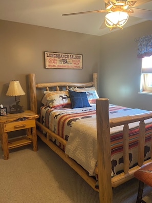2 bedrooms, iron/ironing board, free WiFi, bed sheets - Moose Traks 
Come stay in Downtown Red Lodge,  2 blocks from Broadway Street (Red Lodge)