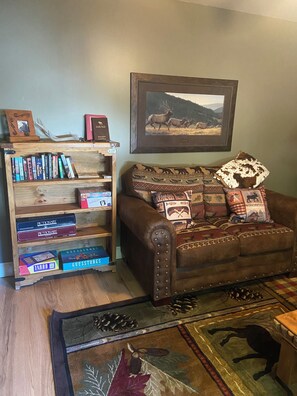 Smart TV, fireplace, books - Moose Traks 
Come stay in Downtown Red Lodge,  2 blocks from Broadway Street (Red Lodge)