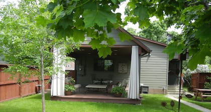 Moose Traks
Come stay in Downtown Red Lodge, 2 blocks from Broadway Street