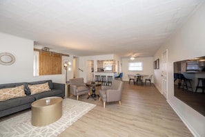 Appartement, plusieurs lits, patio (Grand Elm Suites) | Coin séjour