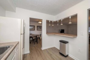 Lejlighed - flere senge - terrasse (Grand Elm Suites) | Spiseområde