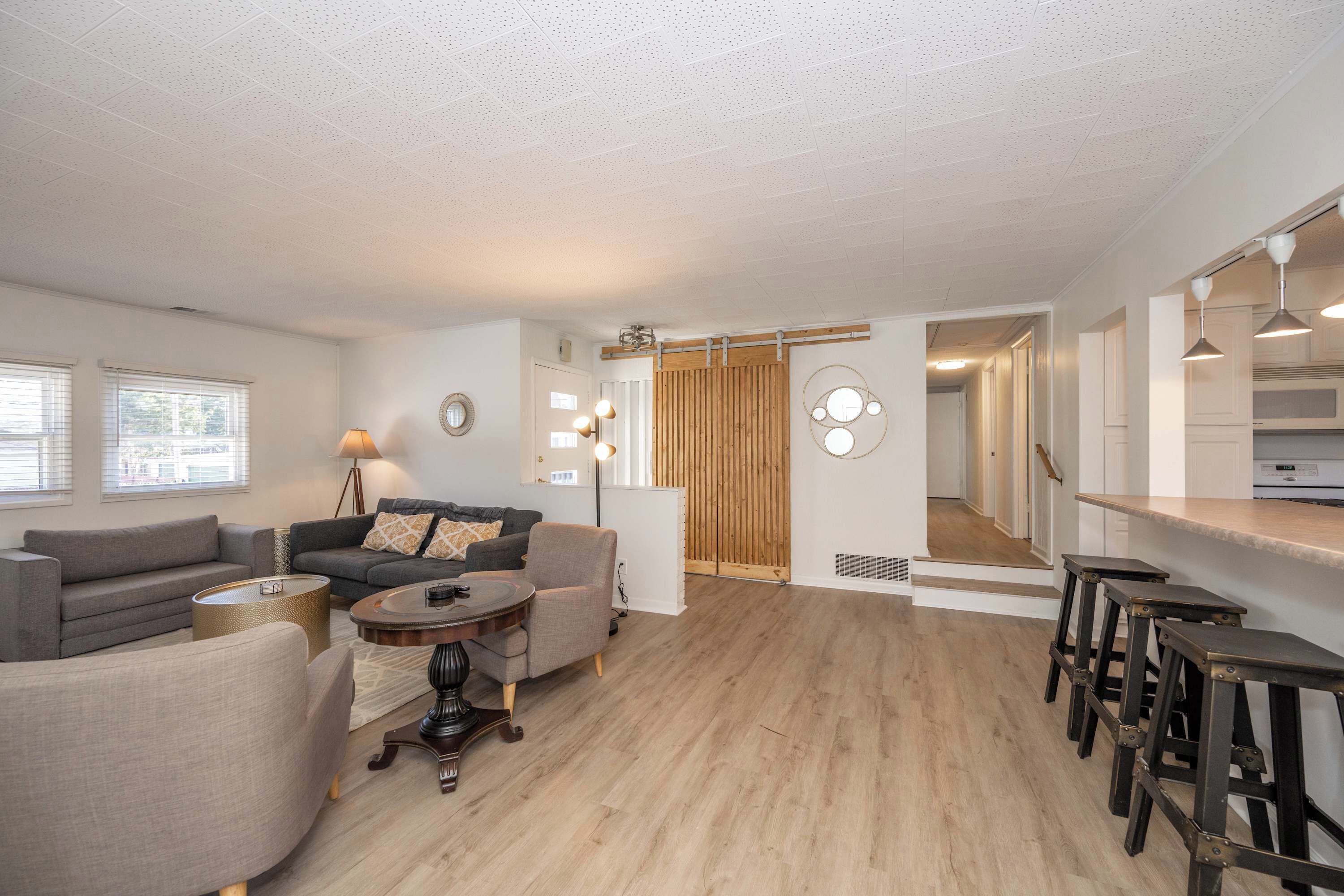 公寓, 多張床, 庭院 (Grand Elm Suites) | 起居區 | 42-吋平面電視，提供數位頻道