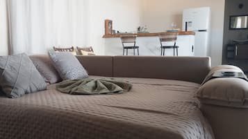Iron/ironing board, WiFi, bed sheets