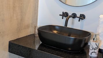 Chuveiro, secador de cabelo, bidê, toalhas de banho