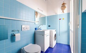Een haardroger, een bidet, handdoeken, zeep