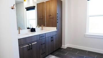 Deluxe Apartment, City View | Bathroom