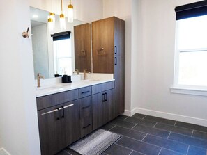 Deluxe Apartment, City View | Bathroom
